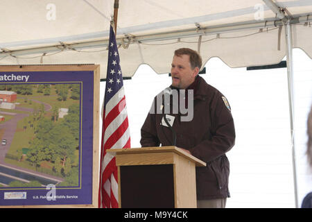 Jordan ARRA bahnbrechende Ereignis. Den Jordan River National Fischzuchtanstalt in (NFH) Elmira, Mich., brach Boden am Freitag, 14. Mai, an den Beginn der Brüterei Projekte zur Verbesserung von der American Recovery und Reinvestment Act finanziert. Diese Projekte umfassen den Bau von zwei Fische Aufzucht Gebäuden auf outdoor Laufbahnen, die Modernisierung der Fischzuchtanstalt Abwasserbehandlung System und die Installation eines geothermischen Heizungsanlage. Stockfoto