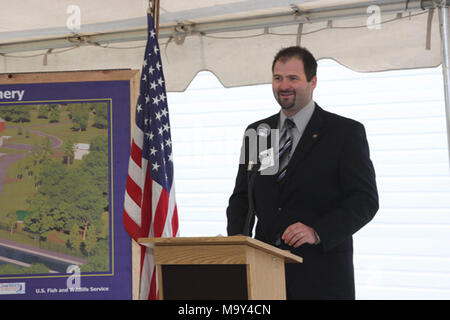Jordan ARRA bahnbrechende Ereignis. Den Jordan River National Fischzuchtanstalt in (NFH) Elmira, Mich., brach Boden am Freitag, 14. Mai, an den Beginn der Brüterei Projekte zur Verbesserung von der American Recovery und Reinvestment Act finanziert. Diese Projekte umfassen den Bau von zwei Fische Aufzucht Gebäuden auf outdoor Laufbahnen, die Modernisierung der Fischzuchtanstalt Abwasserbehandlung System und die Installation eines geothermischen Heizungsanlage. Stockfoto