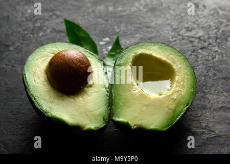 Frische avocado Obst auf einem Holzbrett Stockfoto