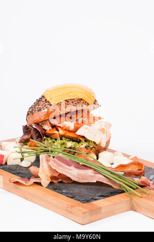 Lecker serviert Burger studio Shot mit Speck auf weißem Hintergrund Stockfoto