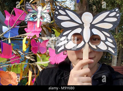 Biologin Karen Sinclair ihr Monarch Maske an der Westlichen. Stockfoto