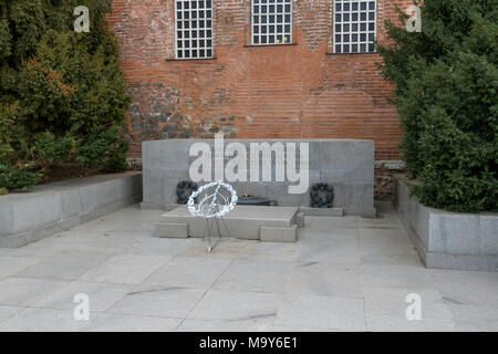 Denkmal des unbekannten Soldaten direkt neben dem 6. Jahrhundert die Kirche der hl. Sophia, am 2 Paris Street in Sofia, Bulgarien. Stockfoto