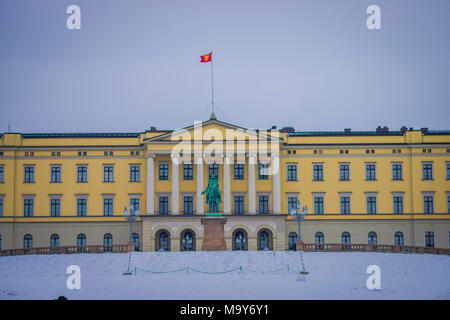 OSLO, Norwegen - März, 26, 2018: Im freien Blick auf den Königlichen Palast, wurde in der ersten Hälfte des 19. Jahrhunderts in Norwegen gebaut Stockfoto