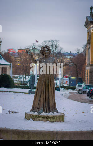 OSLO, Norwegen - März, 26, 2018: Im freien Blick auf die Statue des Norwegischen Schauspielerin Wenche Foss in Park außerhalb der nationalen Theater Stockfoto