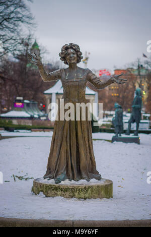 OSLO, Norwegen - März, 26, 2018: Im freien Blick auf die Statue des Norwegischen Schauspielerin Wenche Foss in Park außerhalb der nationalen Theater Stockfoto