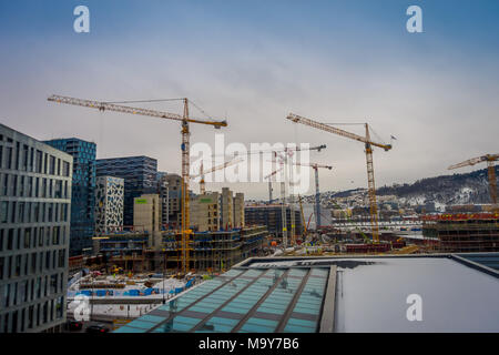 OSLO, NORWEGEN - MÄRZ 26, 2018: Blick auf die Stadt und das neue Gebäude im Bau von Ski Springen, in Oslo, Norwegen Stockfoto