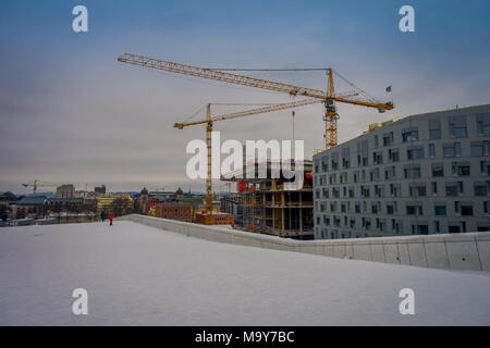 OSLO, NORWEGEN - MÄRZ 26, 2018: Blick auf die Stadt und das neue Gebäude im Bau von Ski Springen, in Oslo, Norwegen Stockfoto