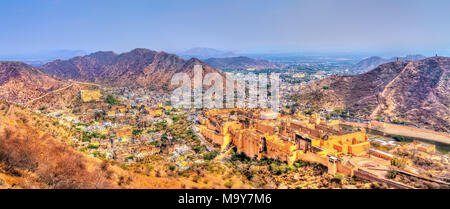 Blick auf die Stadt mit der Amer Fort. Eine große Touristenattraktion in Jaipur, Rajasthan, Indien Stockfoto