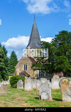 St. James' Church mit traditionellen Spire und ländliche Kirchhof, Shere, Surrey, Südengland an einem sonnigen Sommertag im August Stockfoto