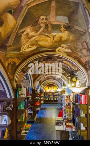 Littera Buchhandlung, an der Universität Vilnius, im Herzen der Altstadt von Vilnius, Litauen, mit bemalten Decken von Antanas Kmieliauskas Stockfoto