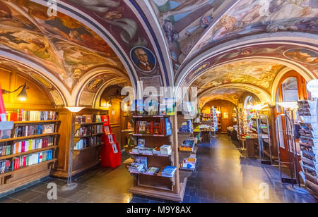 Littera Buchhandlung, an der Universität Vilnius, im Herzen der Altstadt von Vilnius, Litauen, mit bunt bemalten Decken von Antanas Kmieliauskas Stockfoto