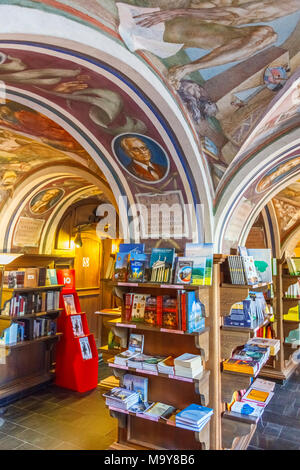 Littera Buchhandlung, Universität Vilnius, im Herzen der Altstadt von Vilnius, Litauen, mit bemalten Decken von Antanas Kmieliauskas Stockfoto