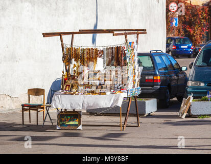 Am Straßenrand verkaufen Stall religiösen Artefakten und Souvenirs durch das Tor der Morgenröte, Altstadt, Vilnius, die Hauptstadt Litauens, Osteuropa Stockfoto