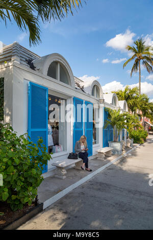 Blauen Fensterläden auf Französisch inspirierte Kleidung Boutique im 3. Street Shopping District, Naples, Florida, USA Stockfoto