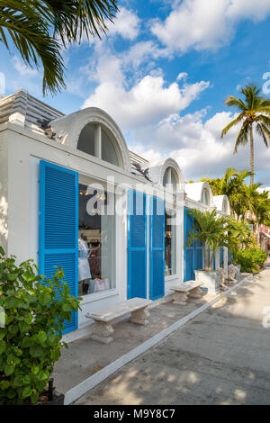 Blauen Fensterläden auf Französisch inspirierte Kleidung Boutique im 3. Street Shopping District, Naples, Florida, USA Stockfoto