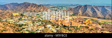 Panorama der Stadt mit der Amer Fort. Eine große Touristenattraktion in Jaipur, Rajasthan, Indien Stockfoto