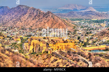 Blick auf die Stadt mit der Amer Fort. Eine große Touristenattraktion in Jaipur, Rajasthan, Indien Stockfoto