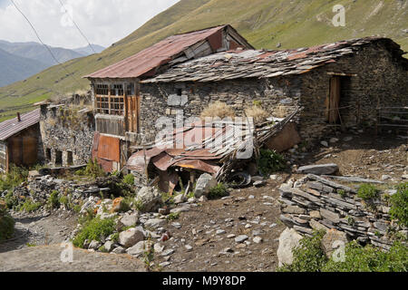 Alte Häuser und eine Scheune mit Schieferdach im Dorf Ushguli, obere Swanetien, Georgien Stockfoto