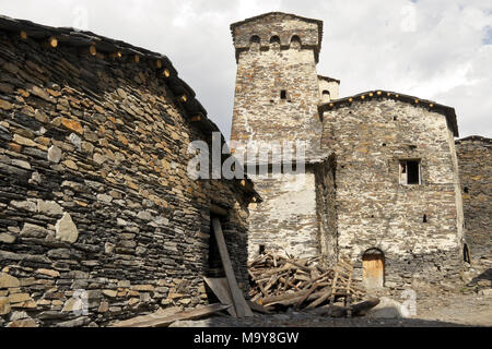 Mittelalterliche Wehrtürme steigen über die neueren Häuser von Harderwijk Dorf, obere Swanetien, Georgien Stockfoto