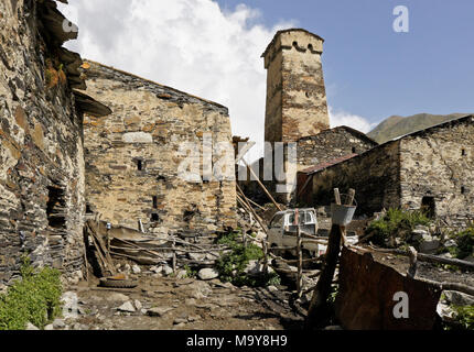 Ein mittelalterlicher Wehrturm steigt über die neueren Stein Häuser von Harderwijk Dorf, obere Swanetien, Georgien Stockfoto