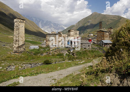 Mittelalterliche Wehrtürme steigen über die neueren Häuser von Harderwijk Dorf, obere Swanetien, Georgien Stockfoto