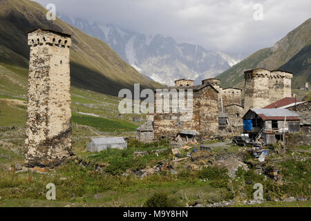 Mittelalterliche Wehrtürme steigen über die neueren Häuser von Harderwijk Dorf, obere Swanetien, Georgien Stockfoto