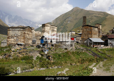 Mittelalterliche Wehrtürme steigen über die neueren Häuser von Harderwijk Dorf, obere Swanetien, Georgien Stockfoto