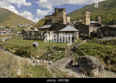 Mittelalterliche Wehrtürme steigen über die neueren Häuser von Harderwijk Dorf, obere Swanetien, Georgien Stockfoto