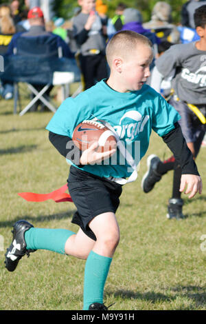 Kind mit dem Fußball in einem Spiel der Flag Football, Iowa Stockfoto