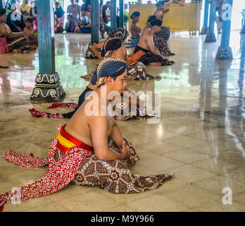 Beksan Putra, nachdenken Gericht Tänzer bevor eine traditionelle männliche Palace dance Performance an der Kraton Ngayogyakarta Hadiningrat, der Palast des Th Stockfoto