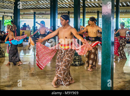 Beksan Putra, traditionelle männliche Palace dance Performance an der Kraton Ngayogyakarta Hadiningrat, der Palast des Sultanat Yogyakarta, Central Java, Stockfoto