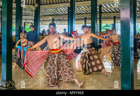 Beksan Putra, traditionelle männliche Palace dance Performance an der Kraton Ngayogyakarta Hadiningrat, der Palast des Sultanat Yogyakarta, Central Java, Stockfoto