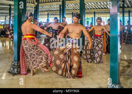 Beksan Putra, traditionelle männliche Palace dance Performance an der Kraton Ngayogyakarta Hadiningrat, der Palast des Sultanat Yogyakarta, Central Java, Stockfoto