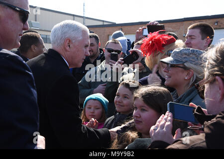 U.S. Vice President Mike Pence schüttelt Hände mit Flieger 1. Klasse Kathleen Mohr, der die 119 Leistungen Flug, wie Pence Besuche mit Gratulanten, die ihn bei seiner Ankunft am North Dakota Air National Guard Base, Fargo, N. D, 27. März 2018. (U.S. Air National Guard Foto von Senior Master Sgt. David H Lipp) Stockfoto