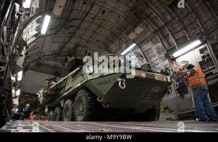 Danny Batchelor, 445Th Expeditionary Antenne Anschluss Squadron nightshift Foreman, leitet ein U.S. Army Interim gepanzertes Fahrzeug Stryker auf eine C-17 Globemaster III Elmendorf Air Force Base, Alaska, 13. März 2018. Die Flieger auf der 62. Airlift Wing zugeordnet nahmen an der Übung - Wetter kalt zu üben. (U.S. Air Force Foto von älteren Flieger Tryphäna Mayhugh) Stockfoto