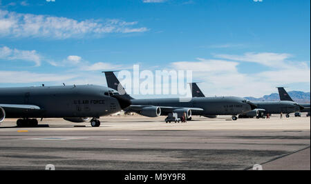 KC-135 Stratotankers von Fairchild Air Force Base, Washington, und MacDill Air Force Base, Florida, für die Abfahrt auf dem Flug während der Red Flag 18-2 auf der Nellis Air Force Base, Nevada, 12. März 2018 vorzubereiten. Red Flag bietet realistische Combat Training in einer angefochtenen, degradiert und betrieblich begrenzten Umgebung, während auch die Prüfung Fähigkeiten Einheiten' gegen einige der Premier der militärische Flugzeuge. (U.S. Air Force Foto/Senior Airman Janelle Unión) Stockfoto