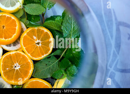 Leckeren, gesunden exotische Natur erfrischenden Drink mit Minze und Zitrone haben einen wunderbaren Geschmack und einen leichten Duft von Minze und Citrus bilden eine hervorragende Ein Stockfoto