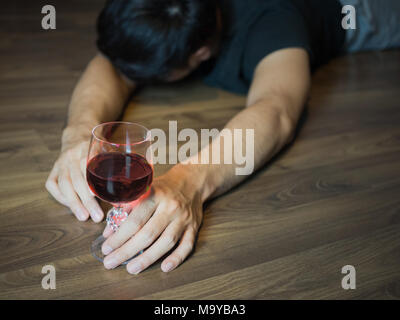 Mann nach unten fallen, Wein trinken Alkohol, Pass, die auf dem Boden Stockfoto