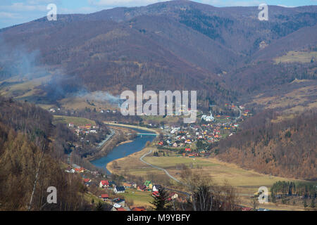 Panorama von PIwniczna Zdroj und Glebokie Dörfer von einem nahe gelegenen Hügel, Split durch einen Fluss Poprad. Stockfoto