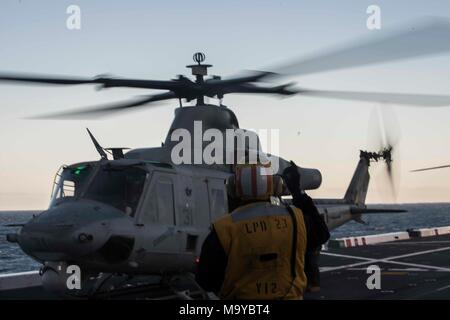 Chief's Aviation Bootsmann Mate (Kraftstoff) Horatio Johnson, von Miami, Fla., Signale an die Piloten einer UH-1Y Venom aus dem Marine Light Attack Helicopter Loslösung der Marine Medium Tiltrotor Squadron 166 verstärkt, die Aviation combat Element für die 13 Marine Expeditionary Unit (MEU), auf dem Flugdeck der San Antonio-Klasse amphibious Transport dock USS Anchorage LPD (23), während eine amphibische Squadron und MEU Integration (PMINT) Übung. PMINT ist ein Training Entwicklung zwischen Essex Amphibious Ready Gruppe und 13 MEU, Matrosen und Marines als zusammengehörige Einheit in der Vorbereitung zu trainieren Stockfoto