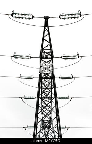 Nahaufnahme der Quertraverse und Isolator Saiten einer high-Voltage Power Tower. Stockfoto