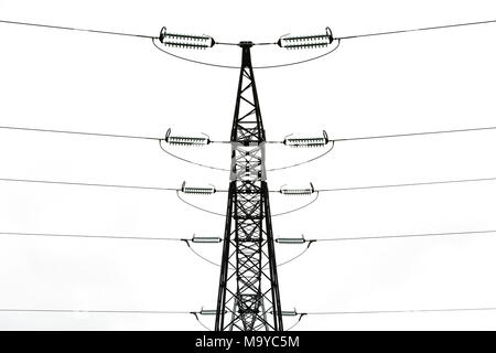 Nahaufnahme der Quertraverse und Isolator Saiten einer Hochspannung elektrische Pylon. Stockfoto