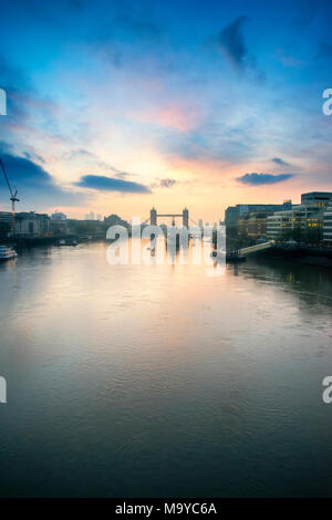 Atemberaubende Herbst Sonnenaufgang über die Tower Bridge und die Themse in London. Stockfoto