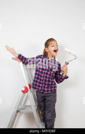 Jugendlich Mädchen Maler mit einem Pinsel auf die weiße Wand im Haus. Reparatur zu Hause Stockfoto