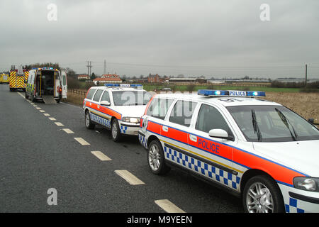 Polizeifeuer und Krankenwagen bei einem Autounfall, einer Kollision mit dem Straßenverkehr (RTC) Stockfoto