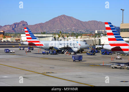 Anzeigen von Flugzeugen von American Airlines (AA) aufgereiht am Tor an der Phoenix Sky Harbor International Airport (PHX) in Arizona. Stockfoto