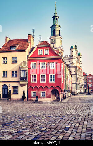Marktplatz in der Posener Altstadt bei Sonnenaufgang, Retro getonten Bild, Polen. Stockfoto