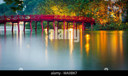 Hanoi Red Bridge bei Nacht. Der hölzerne rot lackierten Brücke über den Hoan Kiem See verbindet die Ufer und der Jade Insel, auf der Ngoc Son Tempel stand Stockfoto