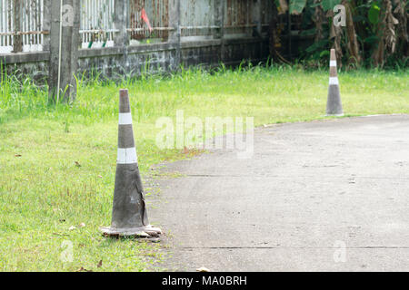 Orange Kegel auf der Straße Stockfoto