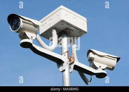 Outdoor CCTV-Kamera für Sicherheit in Garten, auf blauen Himmel Hintergrund Stockfoto